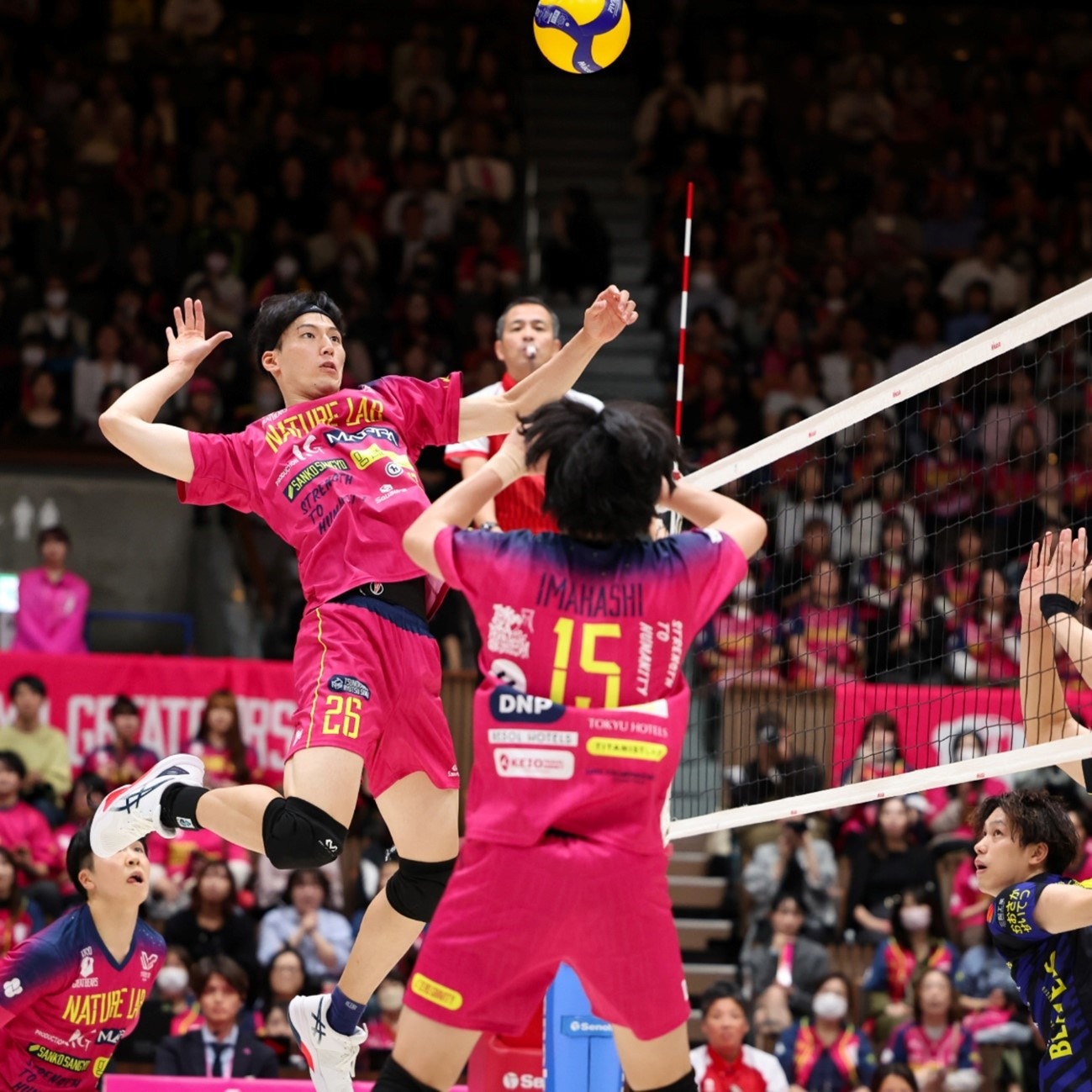 冬季草原上的射箭比赛 神射手一箭直击靶心 又美又飒